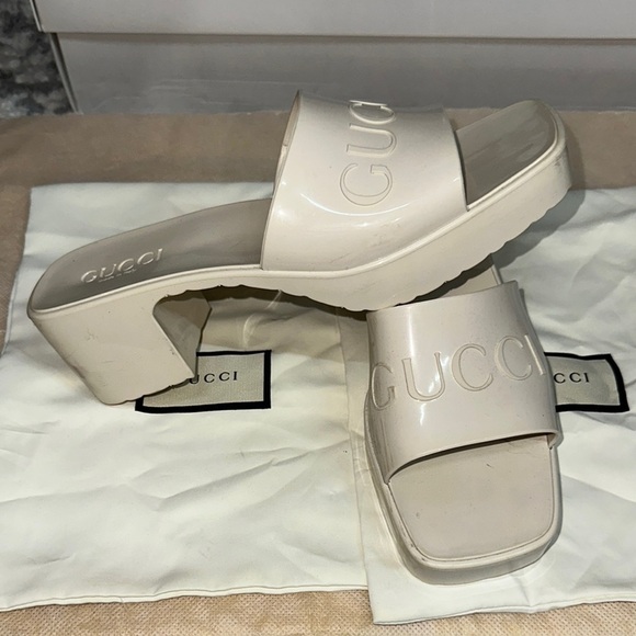 Gucci Women's Cream Slide Sandals - Picture 2 of 5